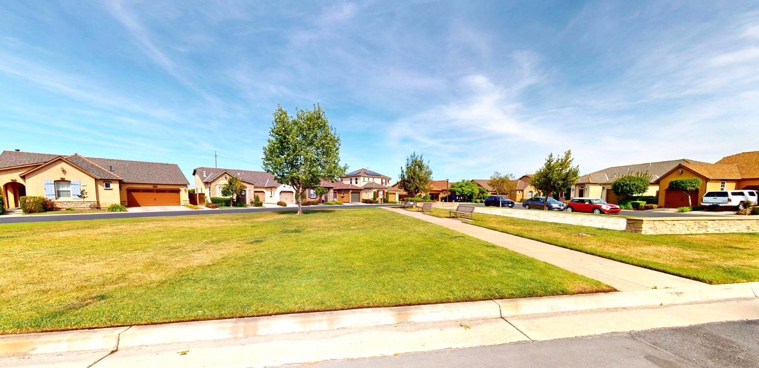 4207 Serena Ln, Clovis, CA 93619